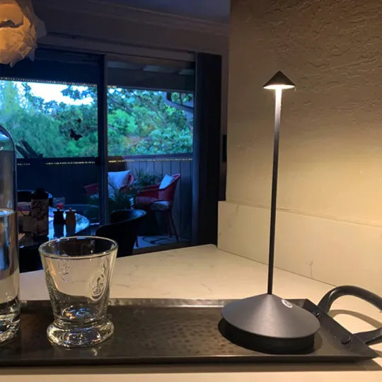 Modern Trådlös LED Bordslampa – Stilren & Dimmbar