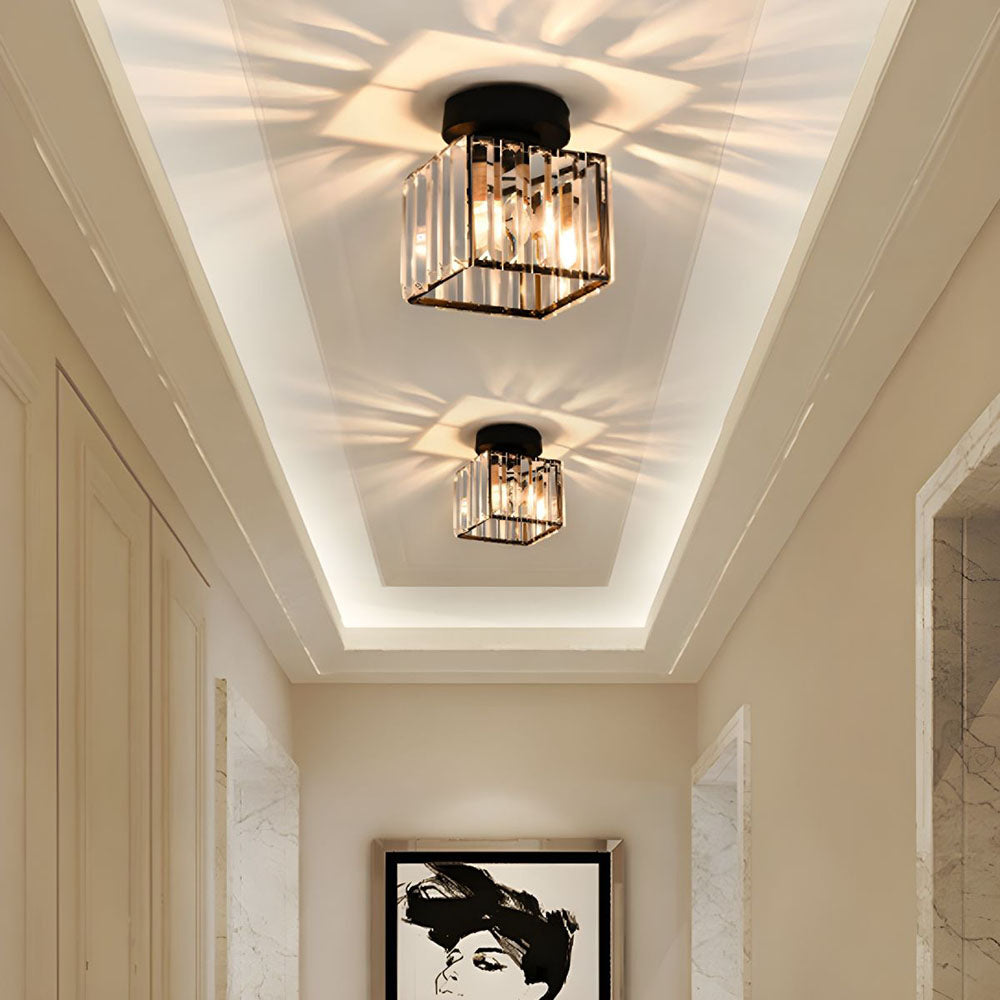 Elegant Kristalltaklampa med Modern Mässingsdesign