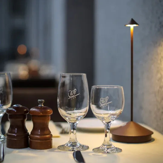Modern Trådlös LED Bordslampa – Stilren & Dimmbar