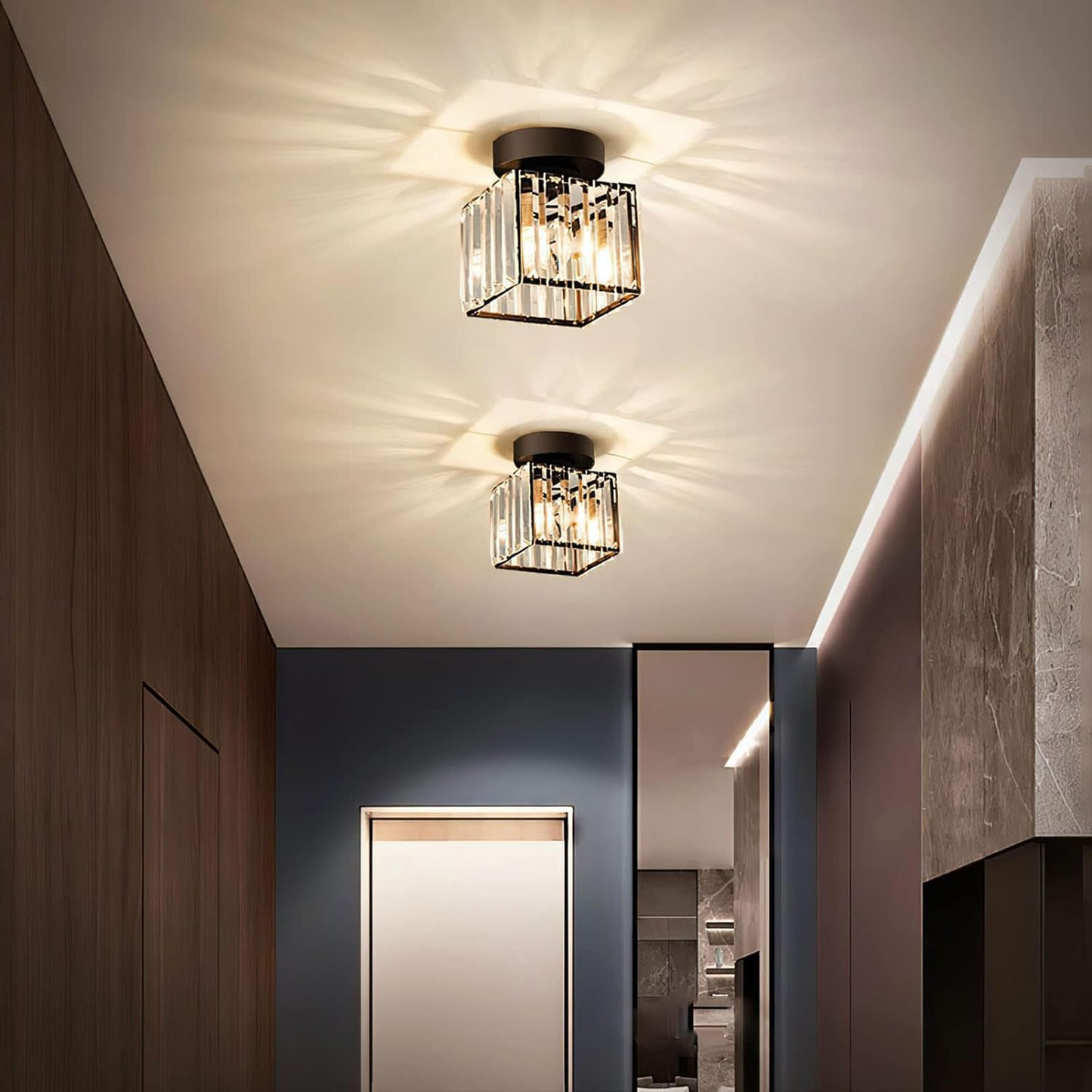 Elegant Kristalltaklampa med Modern Mässingsdesign