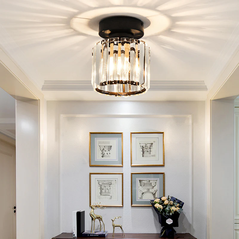 Elegant Kristalltaklampa med Modern Mässingsdesign