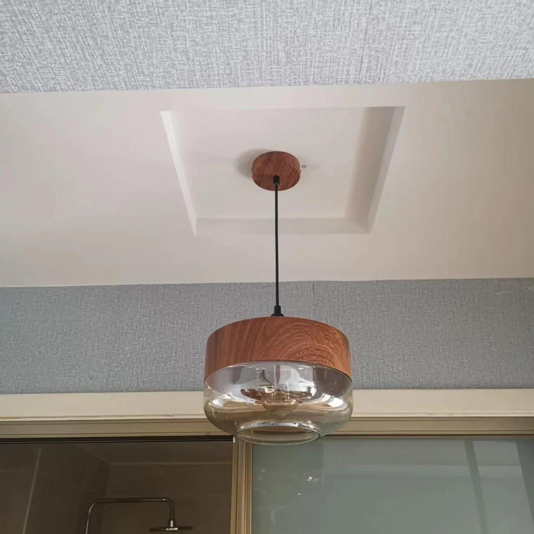 Elegant Skandinavisk Trä Taklampa med Glas