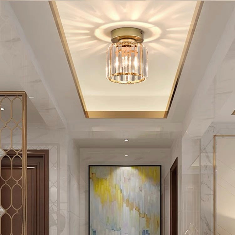 Elegant Kristalltaklampa med Modern Mässingsdesign