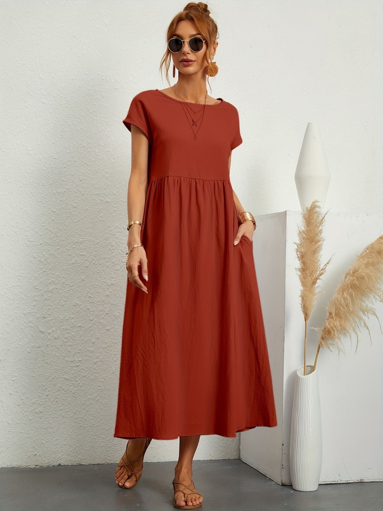 Elegant Vårklänning med Rund Halsringning – Stilfull & Bekväm