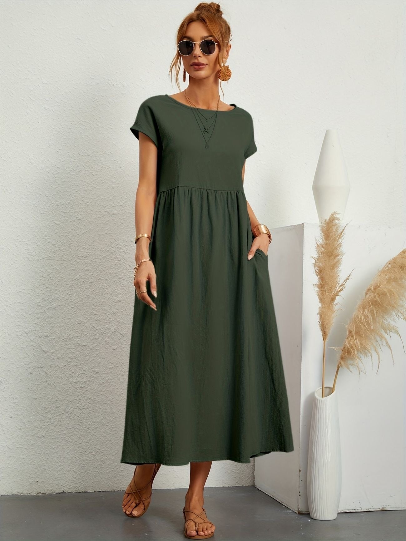 Elegant Vårklänning med Rund Halsringning – Stilfull & Bekväm