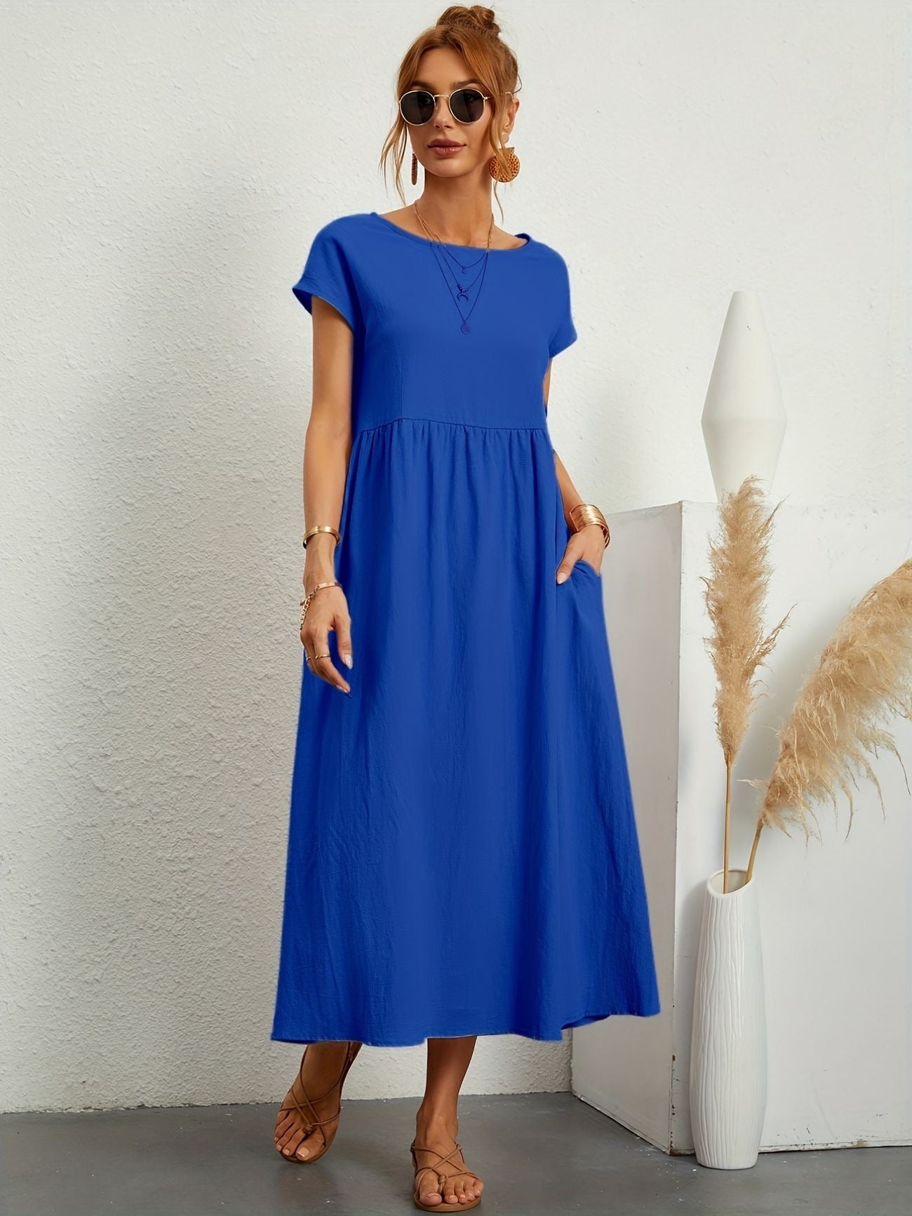 Elegant Vårklänning med Rund Halsringning – Stilfull & Bekväm