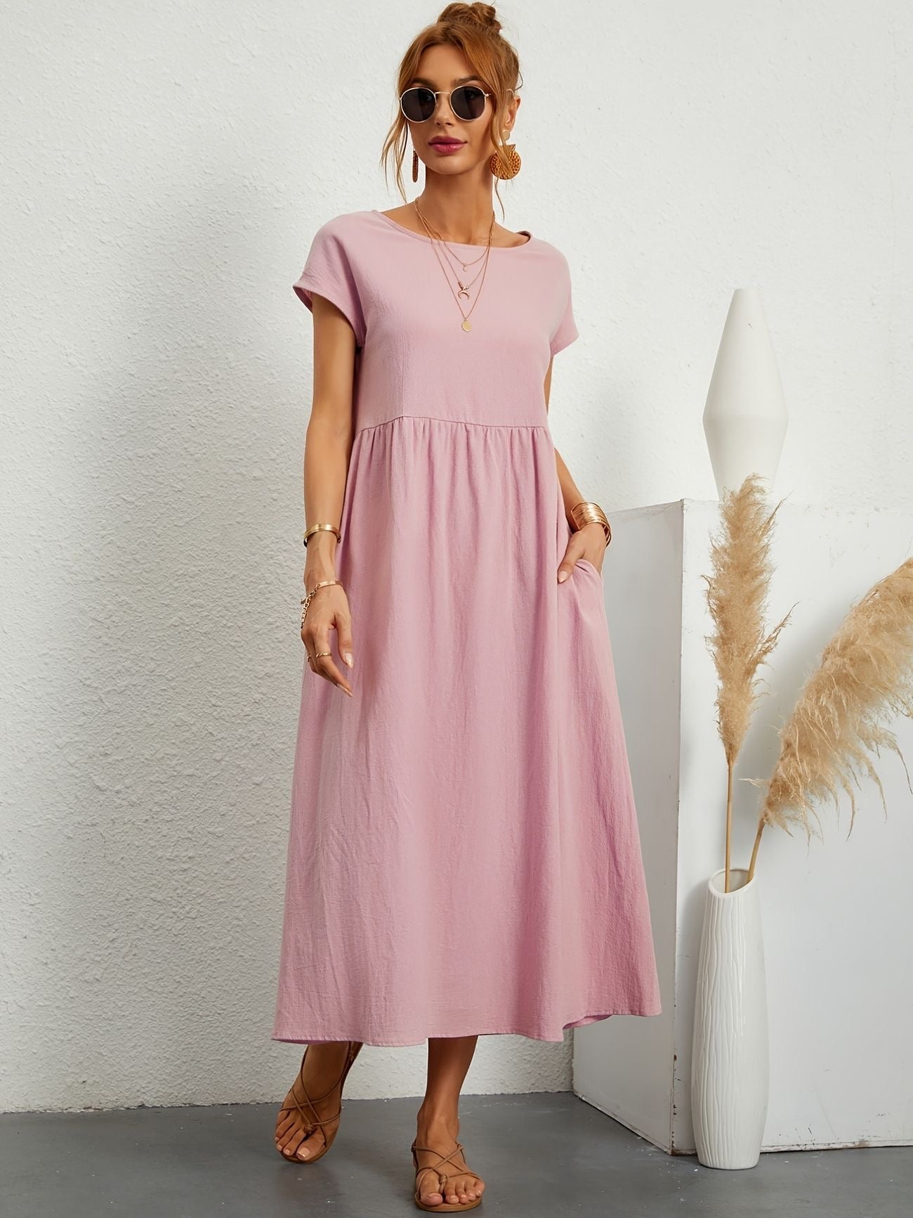 Elegant Vårklänning med Rund Halsringning – Stilfull & Bekväm