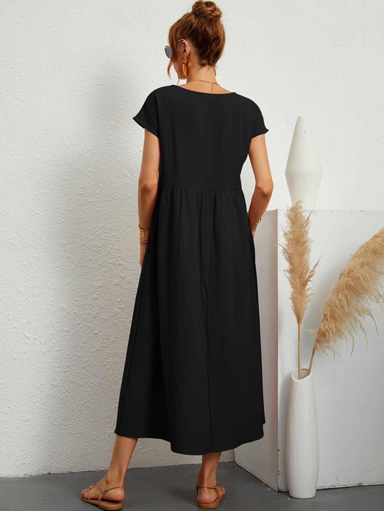 Elegant Vårklänning med Rund Halsringning – Stilfull & Bekväm