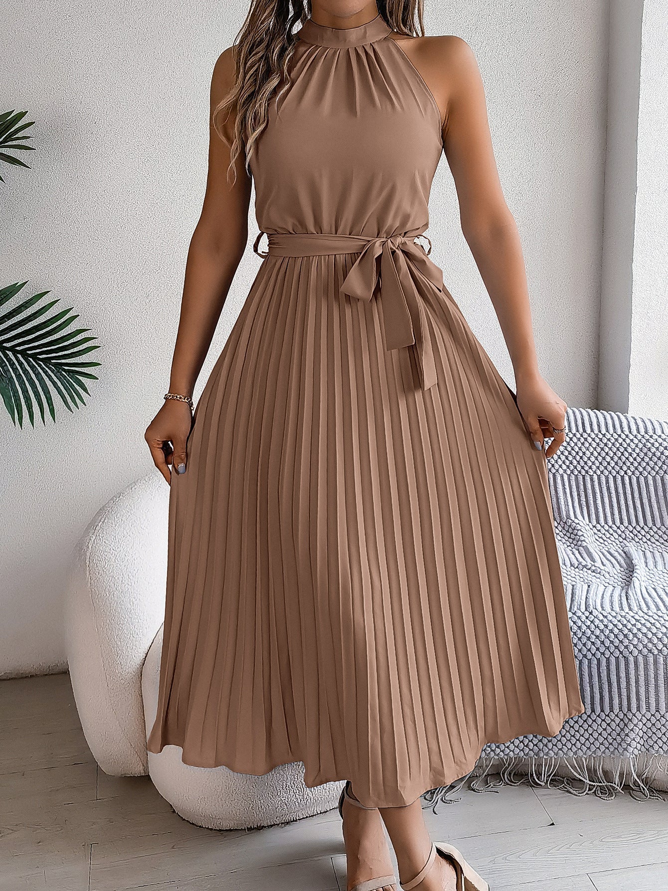 Elegant ärmlös maxiklänning med plisserad design