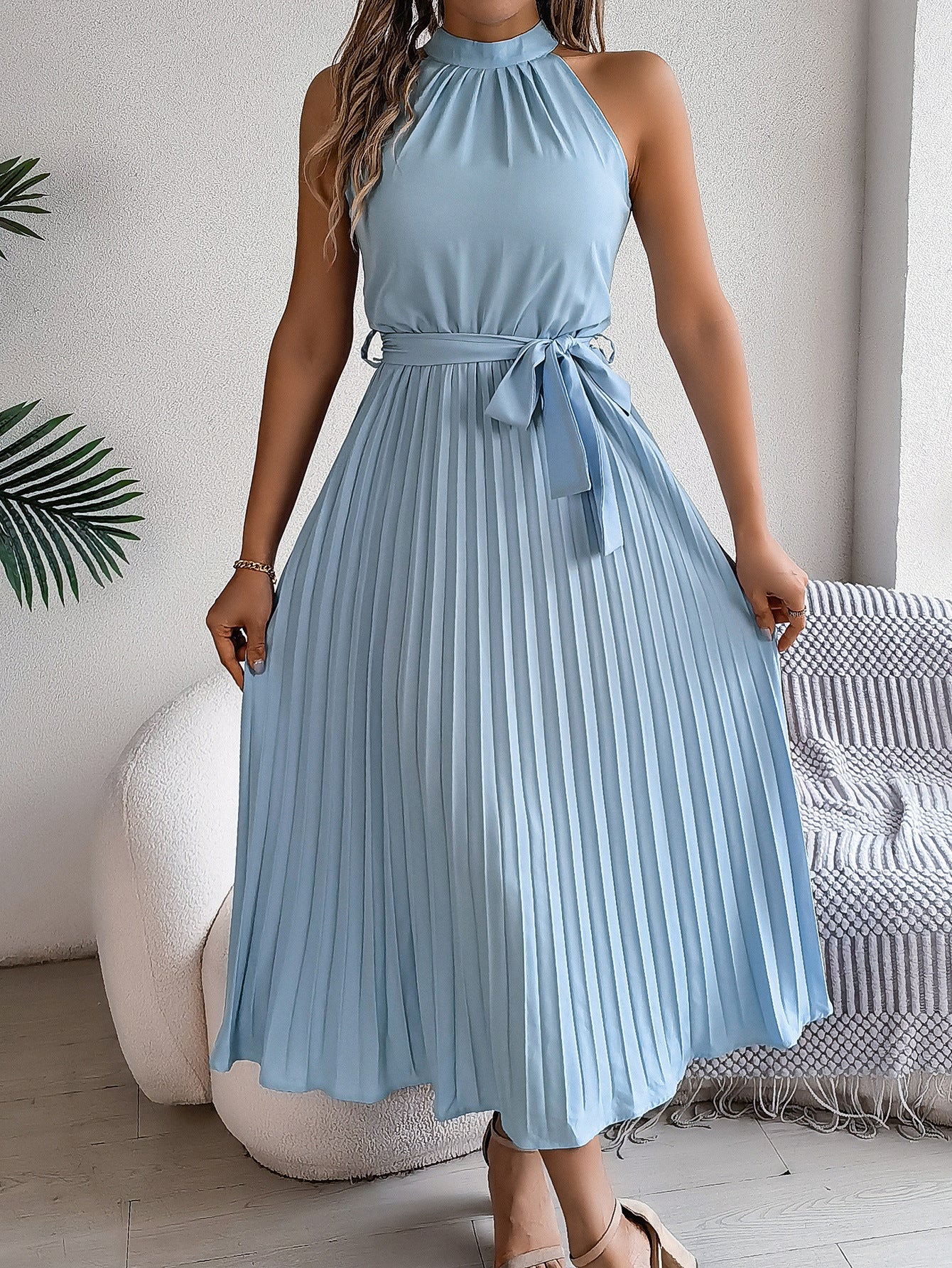 Elegant ärmlös maxiklänning med plisserad design