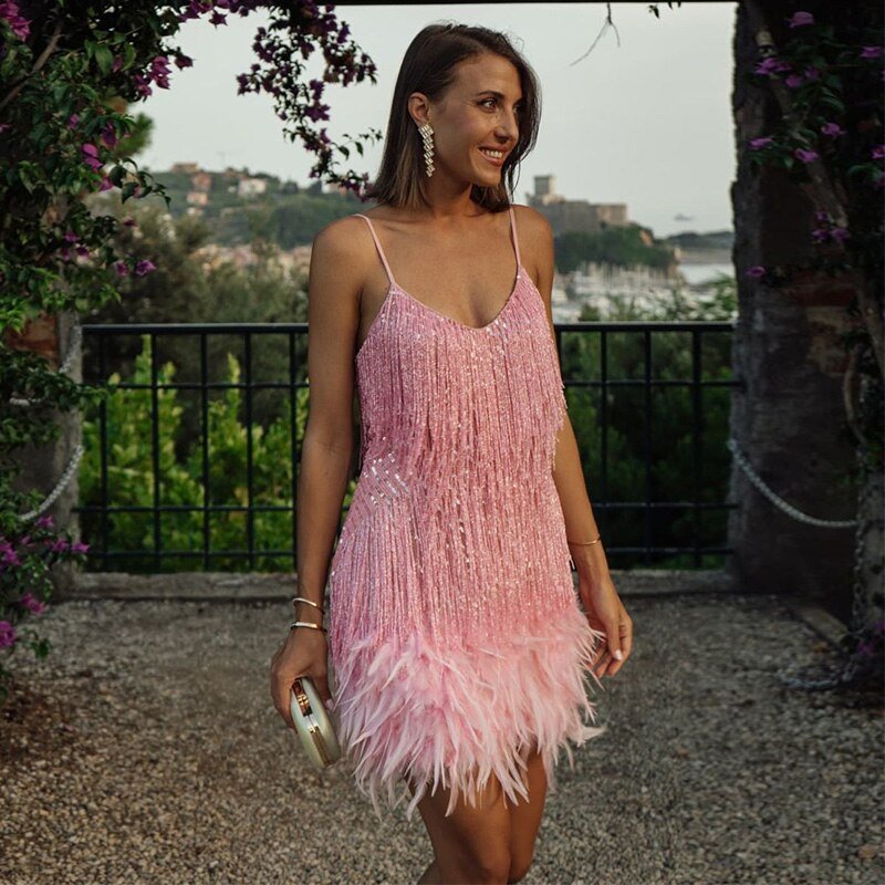 Elegant Paljettklänning med Fjädrar – Glamourös Cocktailklänning