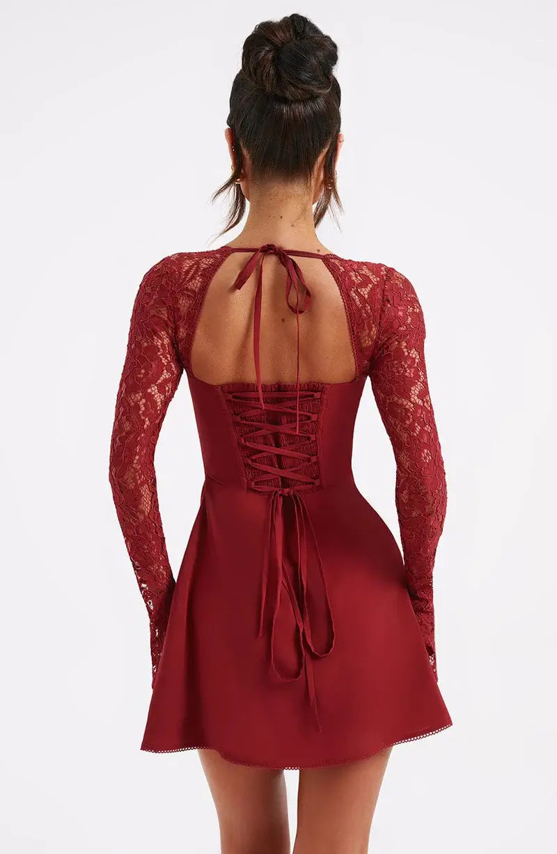 Elegant Satin Miniklänning med Spetsdetaljer