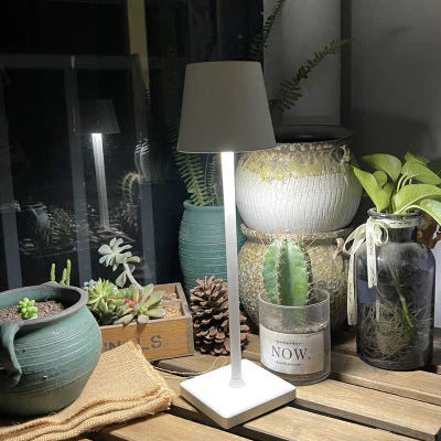 Bärbar Dimbar LED-bordslampa – Stilren & Vattentålig