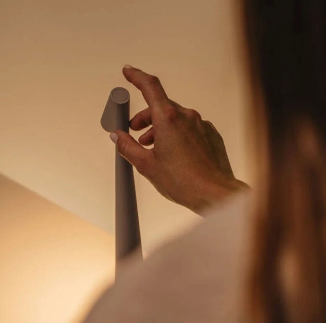 Elegant Trådlös LED Bordslampa – Dimbar & Portabel