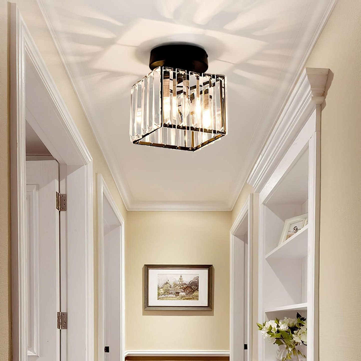 Elegant Kristalltaklampa med Modern Mässingsdesign