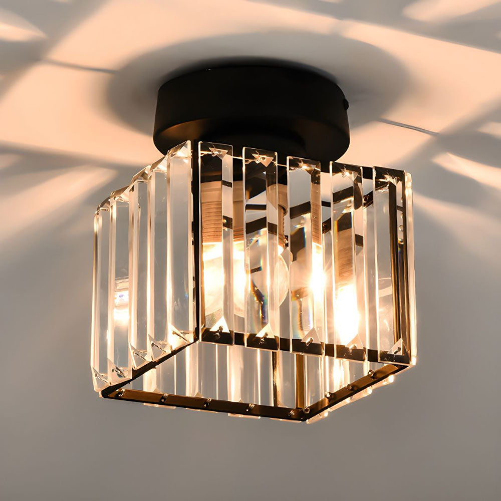 Elegant Kristalltaklampa med Modern Mässingsdesign