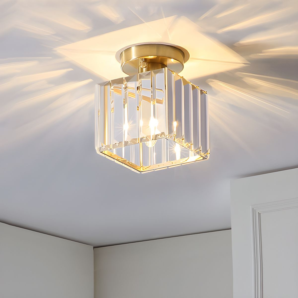 Elegant Kristalltaklampa med Modern Mässingsdesign
