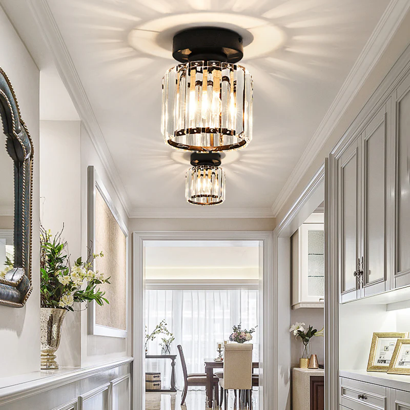 Elegant Kristalltaklampa med Modern Mässingsdesign