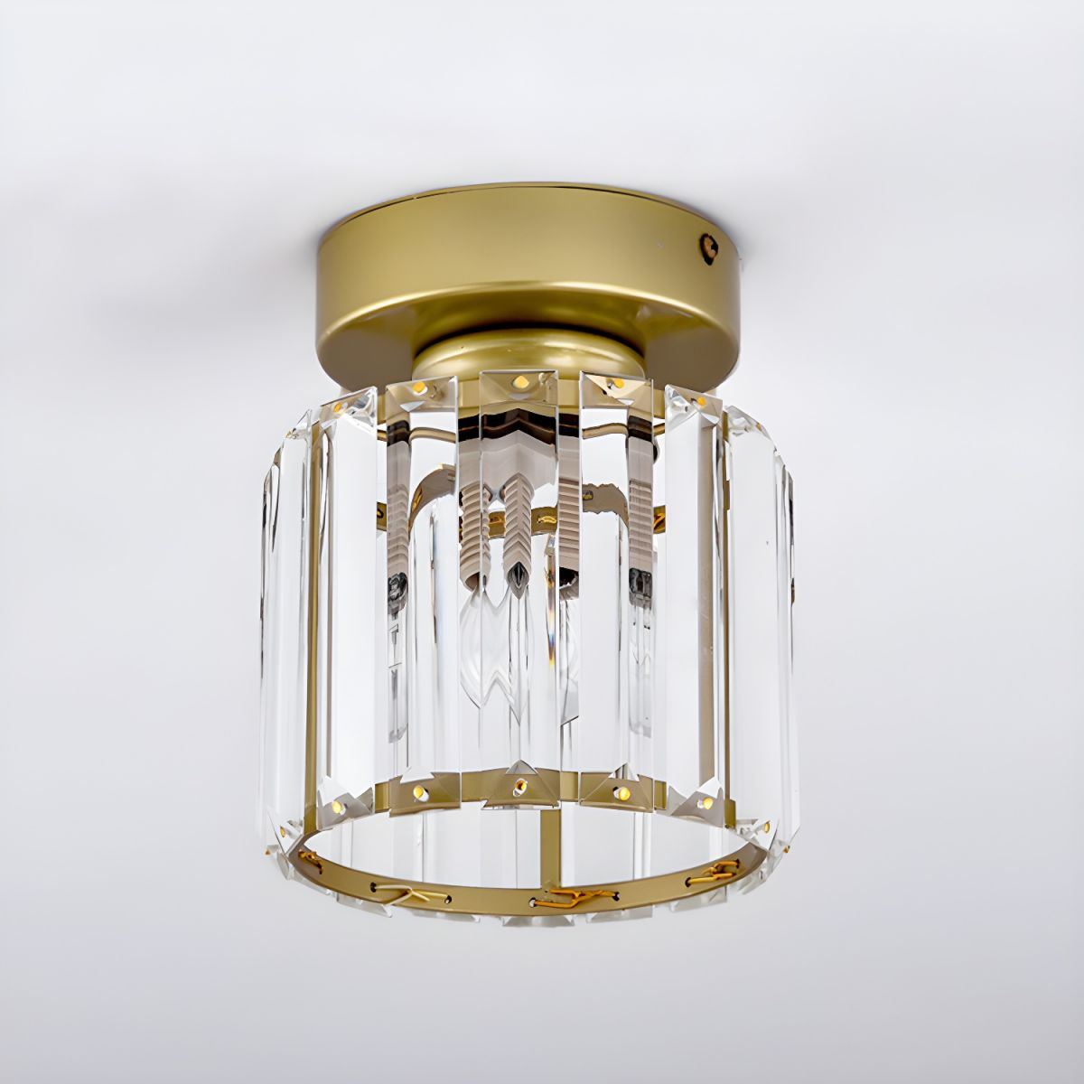 Elegant Kristalltaklampa med Modern Mässingsdesign