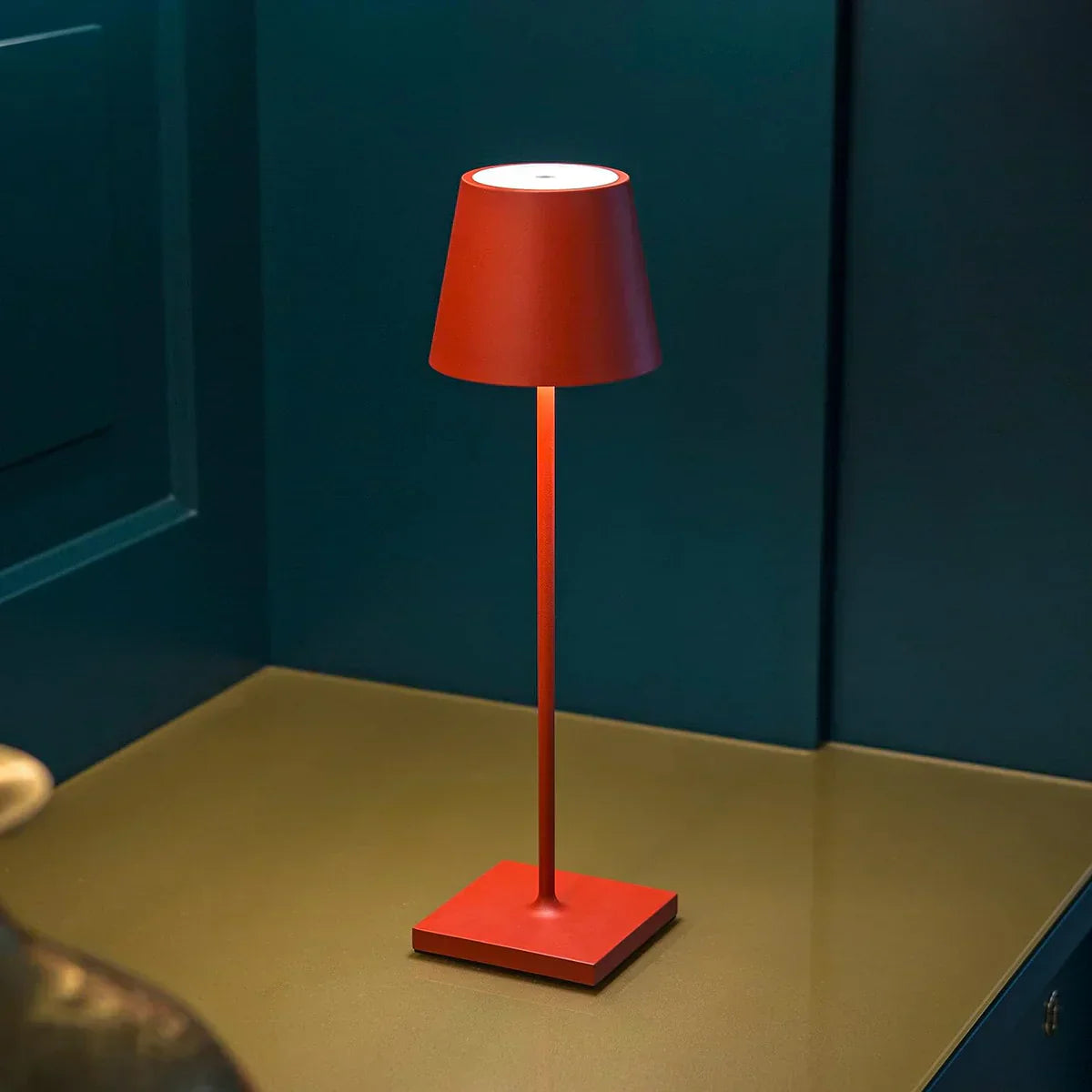 Modern Dimbar Bordslampa med Touchkontroll – Stilren & Trådlös