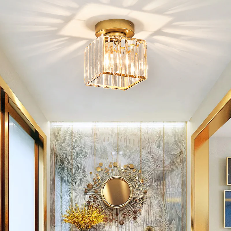 Elegant Kristalltaklampa med Modern Mässingsdesign