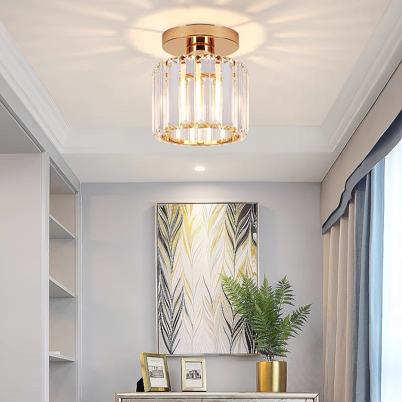 Elegant Kristalltaklampa med Modern Mässingsdesign