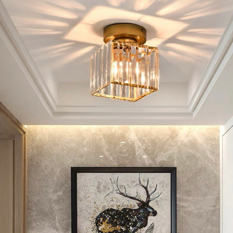 Elegant Kristalltaklampa med Modern Mässingsdesign