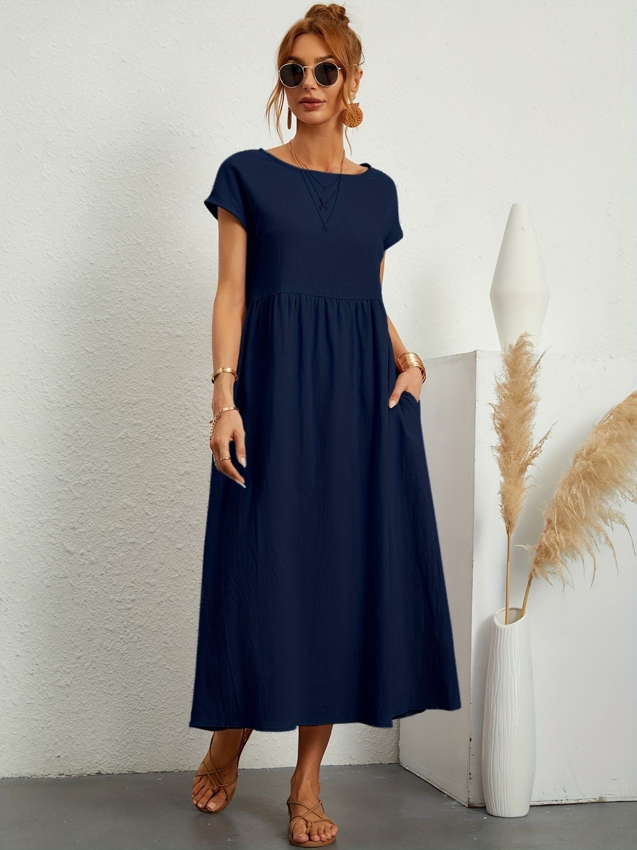 Elegant Vårklänning med Rund Halsringning – Stilfull & Bekväm