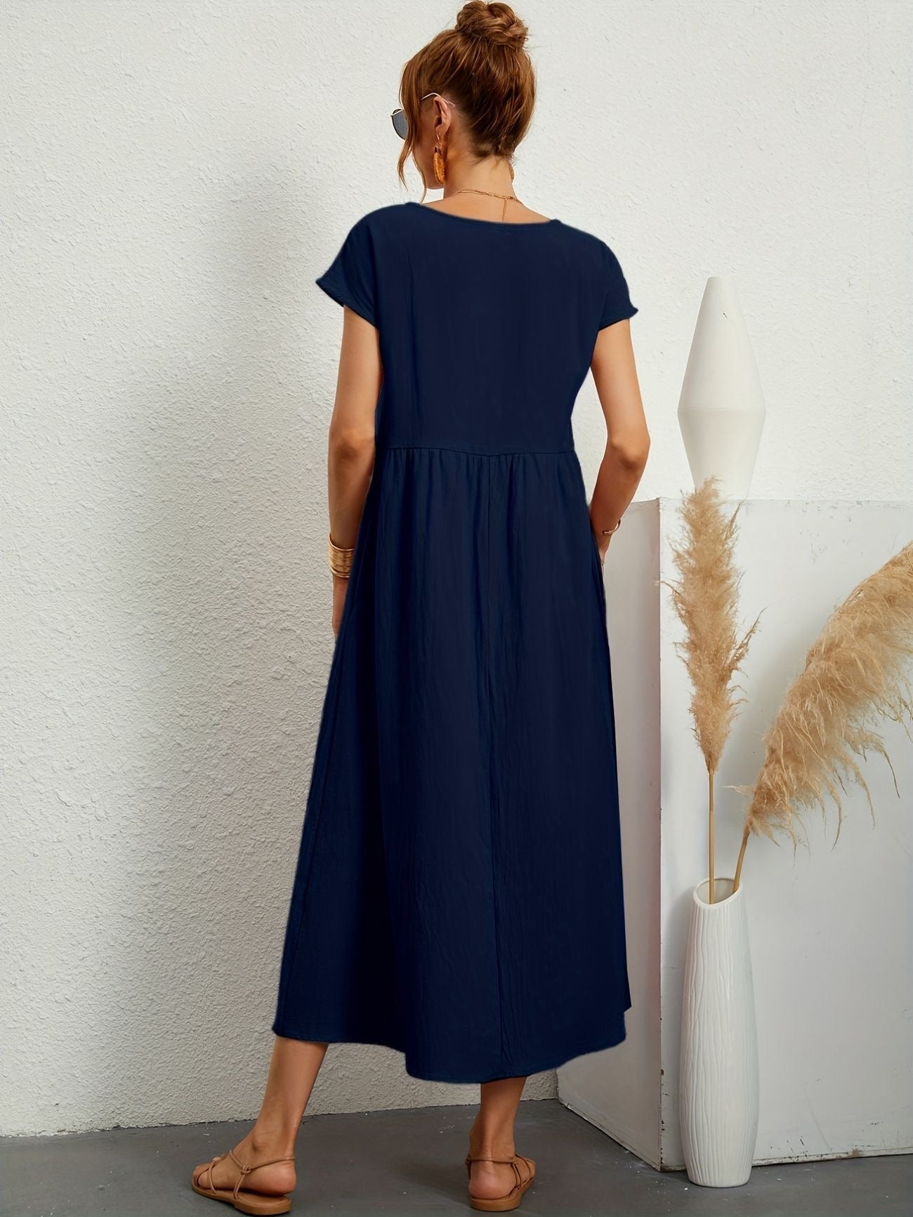 Elegant Vårklänning med Rund Halsringning – Stilfull & Bekväm