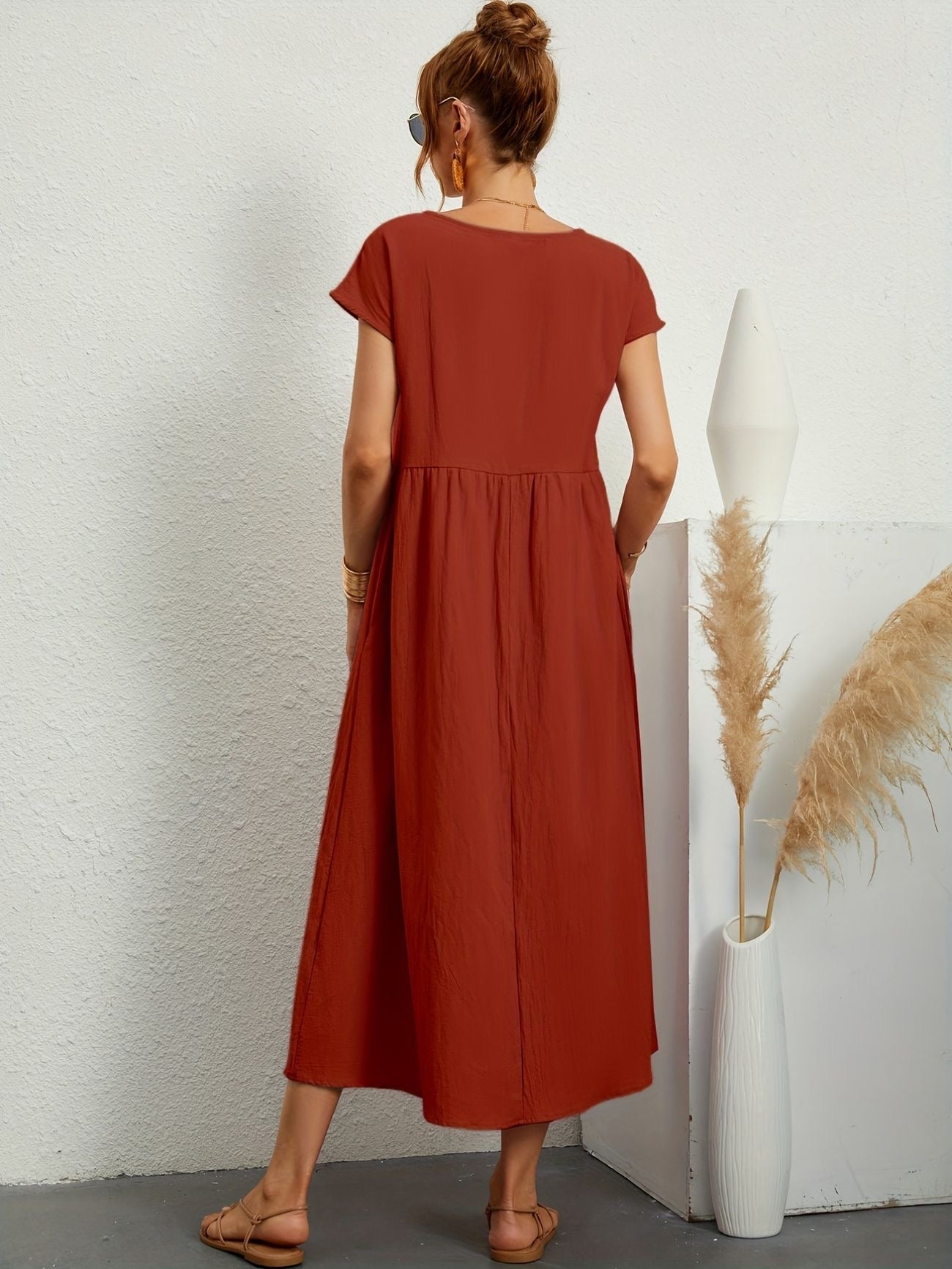 Elegant Vårklänning med Rund Halsringning – Stilfull & Bekväm