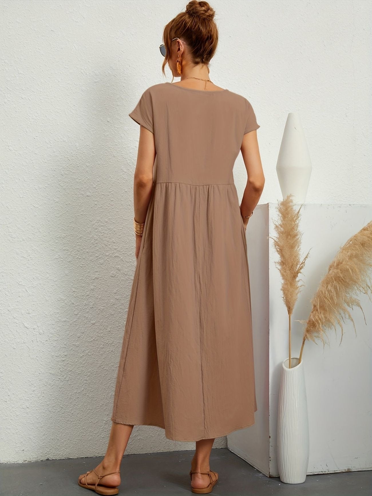 Elegant Vårklänning med Rund Halsringning – Stilfull & Bekväm