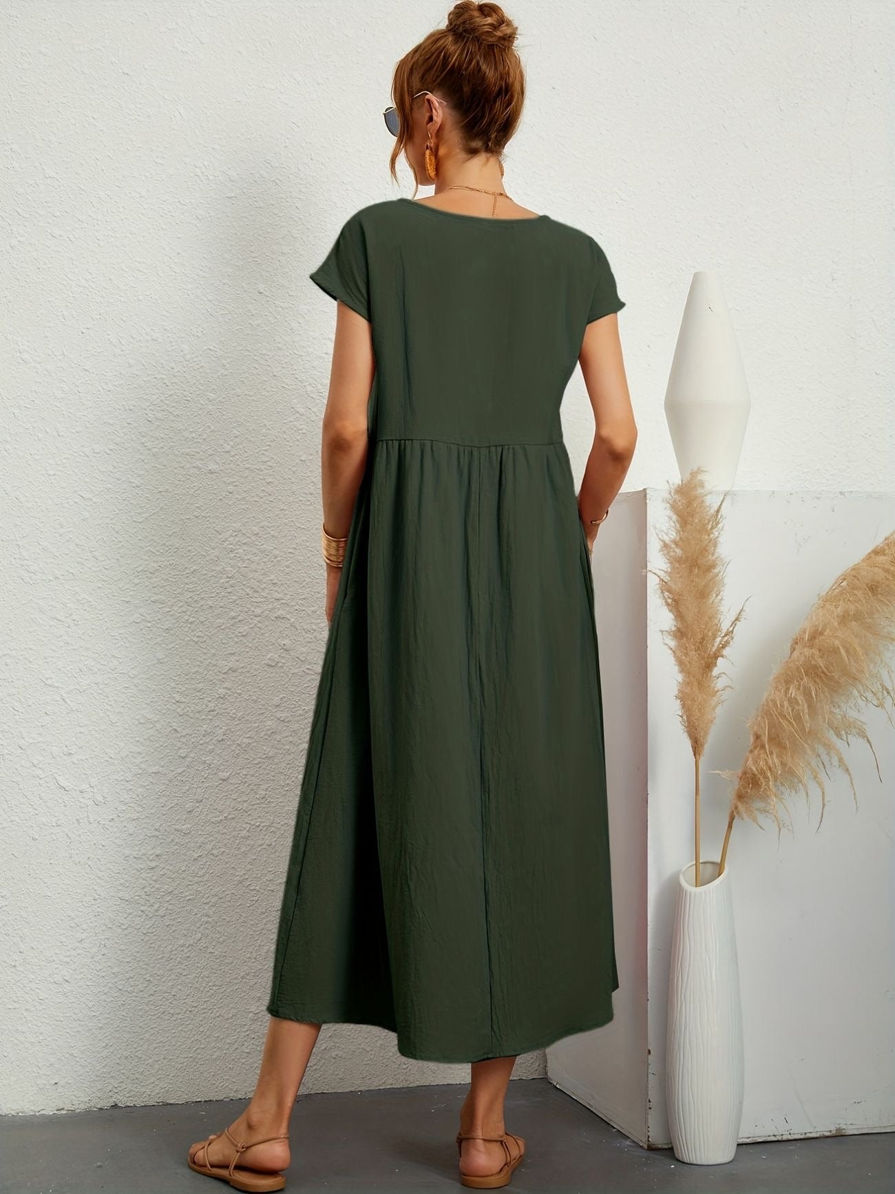Elegant Vårklänning med Rund Halsringning – Stilfull & Bekväm