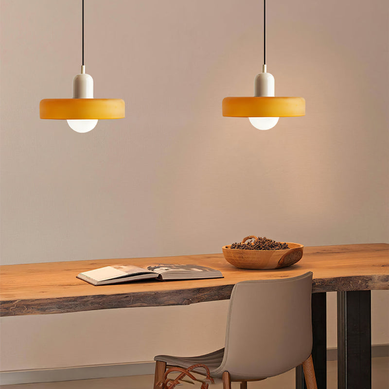 Elegant Bauhaus Pendellampa i Färgat Glas