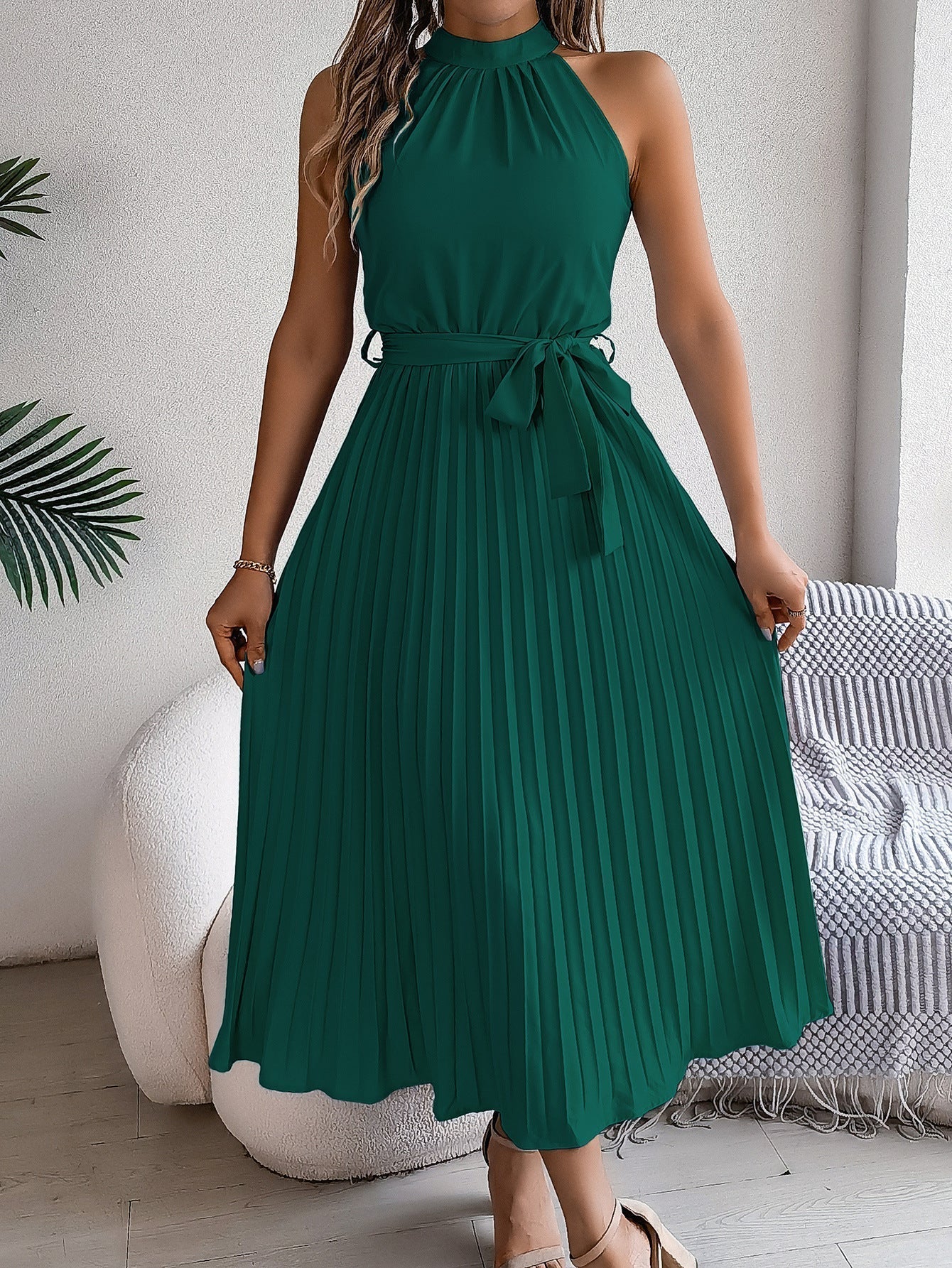Elegant ärmlös maxiklänning med plisserad design