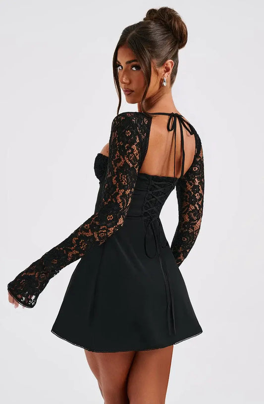 Elegant Satin Miniklänning med Spetsdetaljer