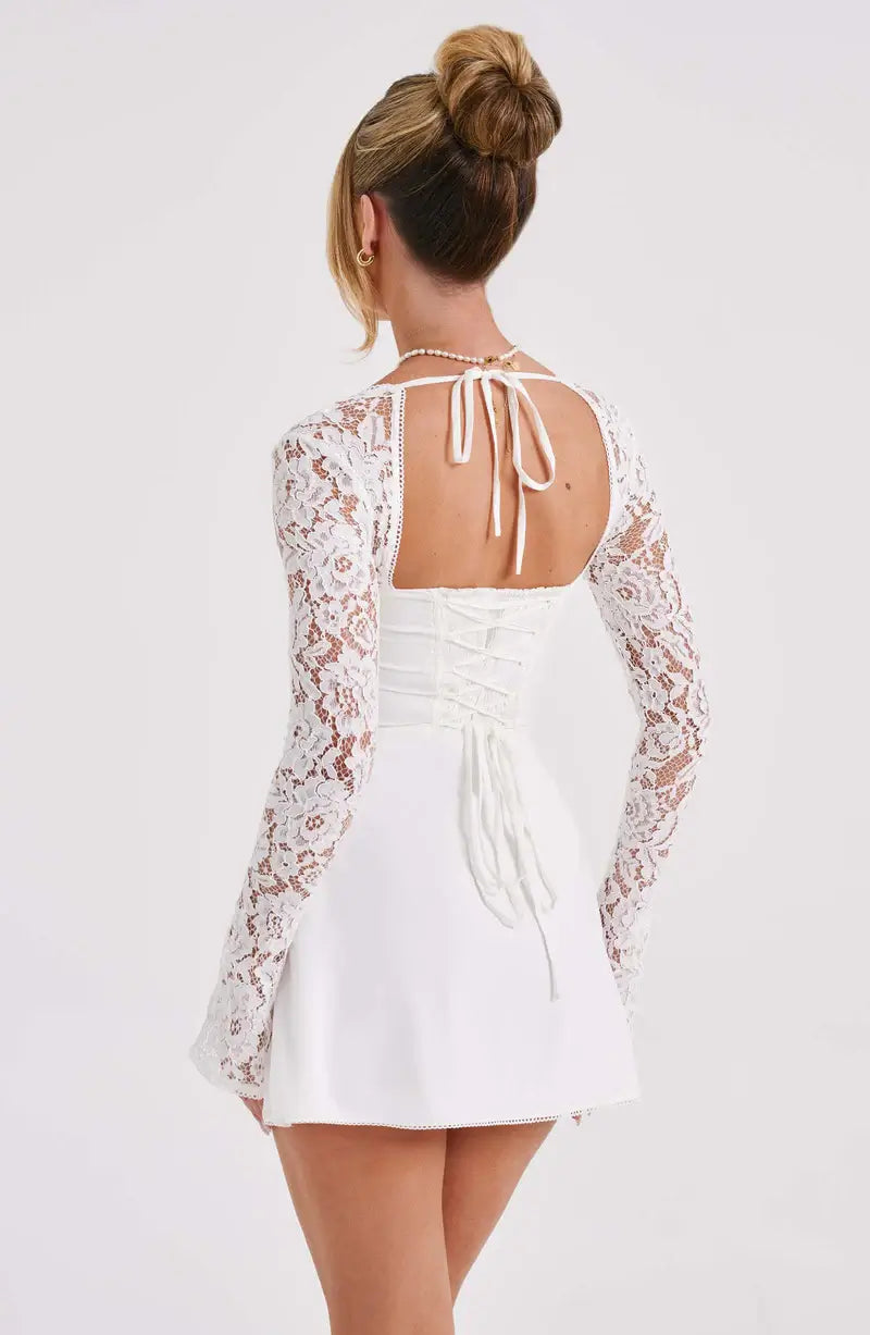 Elegant Satin Miniklänning med Spetsdetaljer