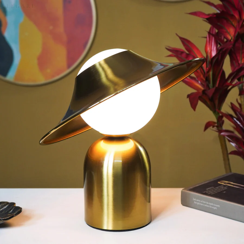 LUXELITE Elegant Gul Metall Bordslampa – Lyxig & Stilren Belysning
