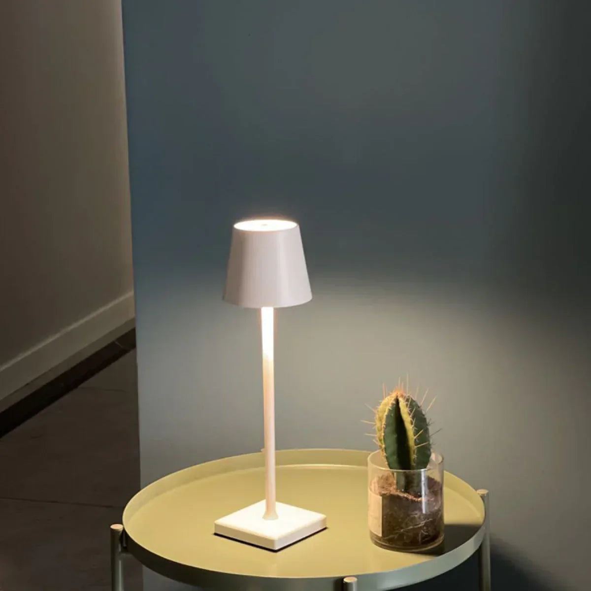 Bärbar Dimbar LED-bordslampa – Stilren & Vattentålig
