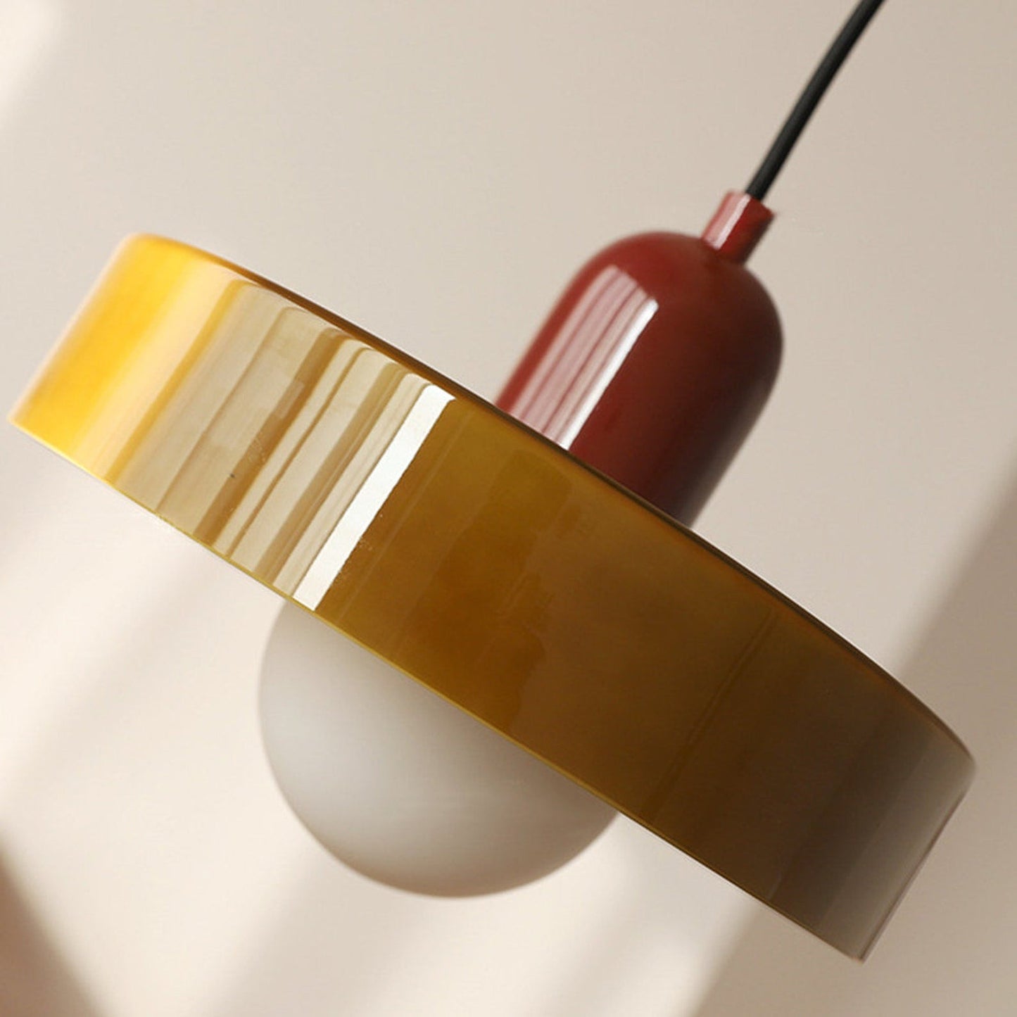 Elegant Bauhaus Pendellampa i Färgat Glas