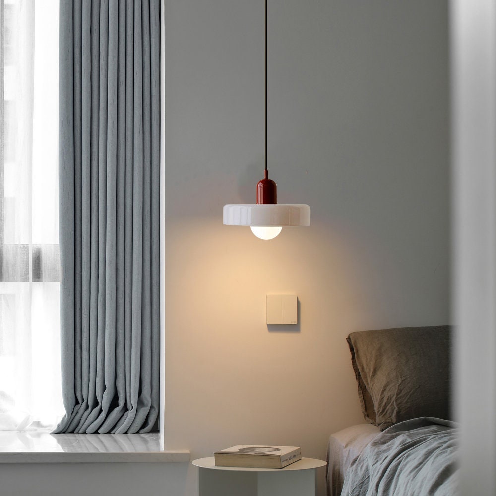 Elegant Bauhaus Pendellampa i Färgat Glas